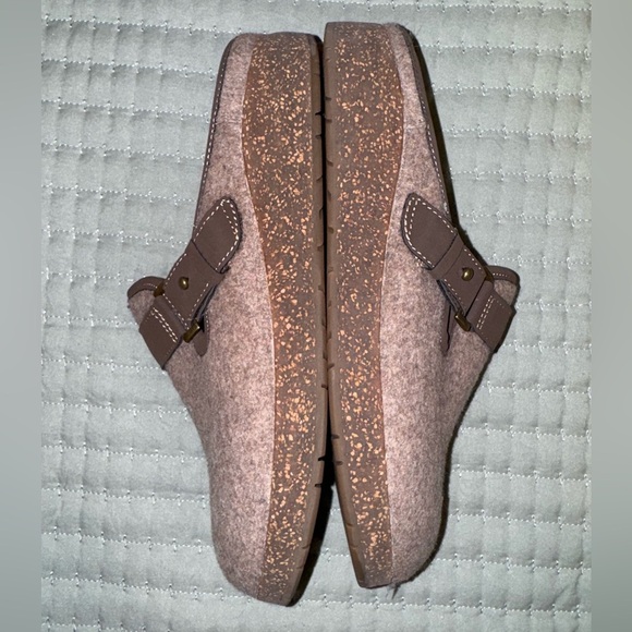 Earth Dream Chinook in the color Taupe. Size 9 Never worn. Super soft!!! - Picture 9 of 13